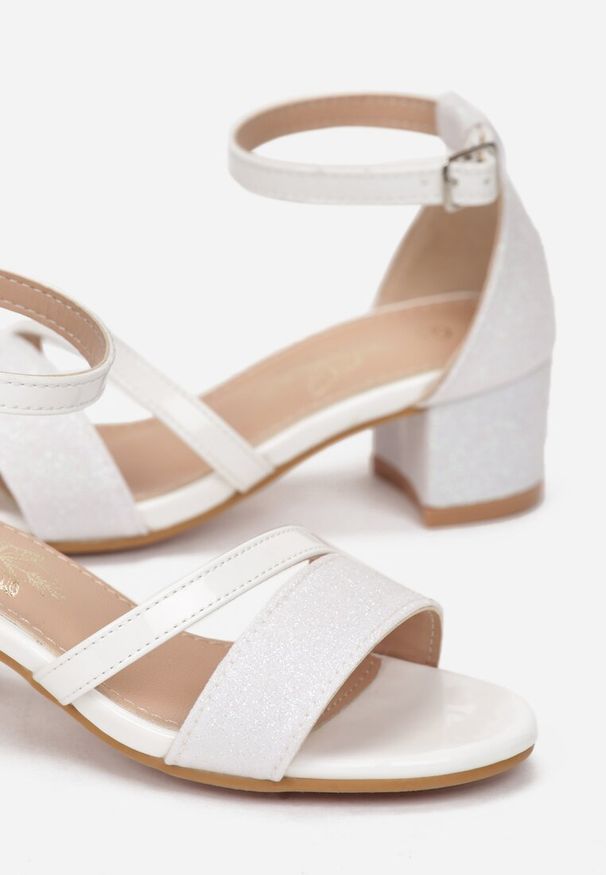 Born2be - Białe Lakierowane Sandały na Niskim Słupku z Brokatowymi Wstawkami Molmes. Okazja: na co dzień. Kolor: biały. Materiał: lakier. Styl: casual, elegancki