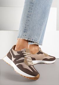 Born2be - Brązowe Sneakersy na Płaskiej Podeszwie z Geometryczną Wstawką Helidi. Nosek buta: okrągły. Zapięcie: sznurówki. Kolor: brązowy. Wzór: geometria. Obcas: na płaskiej podeszwie. Wysokość obcasa: niski
