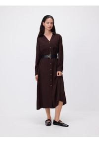 Reserved - Sukienka z paskiem - ciemnobrązowy. Kolor: brązowy. Materiał: dzianina. Wzór: gładki. Typ sukienki: proste #1