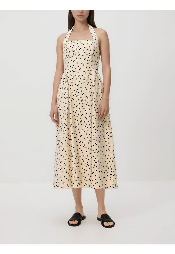 Reserved - Sukienka midi w groszki - złamana biel. Materiał: bawełna, tkanina. Wzór: grochy. Długość: midi