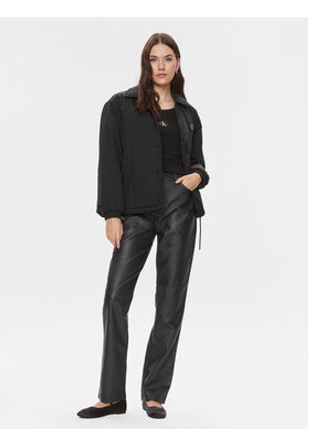 Calvin Klein Jeans Spodnie z imitacji skóry J20J222552 Czarny Straight Fit. Kolor: czarny. Materiał: skóra