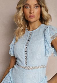 Renee - Jasnoniebieski Ażurowy Kombinezon z Krótkim Rękawem i Falbanami Tinabette. Okazja: na co dzień. Kolor: niebieski. Długość rękawa: krótki rękaw. Długość: krótkie. Wzór: ażurowy. Styl: elegancki, casual #3