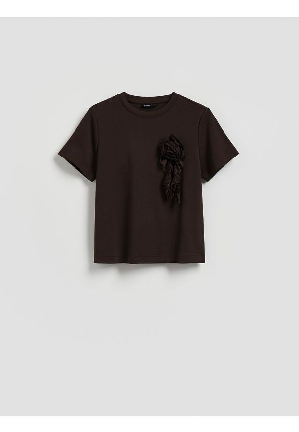 Reserved - T-shirt z kwiatową aplikacją - ciemnobrązowy. Kolor: brązowy. Materiał: dzianina, bawełna. Wzór: aplikacja, kwiaty