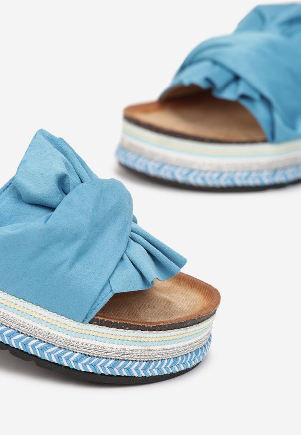 Born2be - Niebieskie Klapki z Kokardką na Plecionej Platformie Arinora. Kolor: niebieski. Sezon: lato. Obcas: na platformie