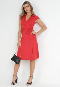 Born2be - Czerwona Kopertowa Sukienka Midi Wiązana w Talii Mayella. Okazja: na co dzień, na spotkanie biznesowe, do pracy. Typ kołnierza: dekolt w kształcie V. Kolor: czerwony. Typ sukienki: kopertowe. Styl: biznesowy, casual, elegancki. Długość: midi #1