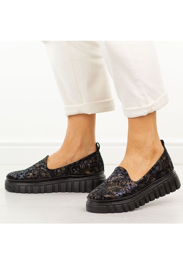 Czarne multi skórzane półbuty damskie Filippo Dp7703/26. Okazja: na co dzień. Nosek buta: okrągły. Zapięcie: bez zapięcia. Kolor: czarny. Szerokość cholewki: normalna. Wzór: kwiaty. Materiał: skóra. Sezon: wiosna, jesień. Styl: casual, elegancki