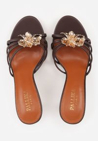 Renee - Brązowe Klapki na Szpilce Zdobione Metaliczną Aplikacją w Kształcie Kwiatu Philaira. Okazja: na randkę. Kolor: brązowy. Wzór: aplikacja, kwiaty. Obcas: na szpilce. Styl: elegancki #9