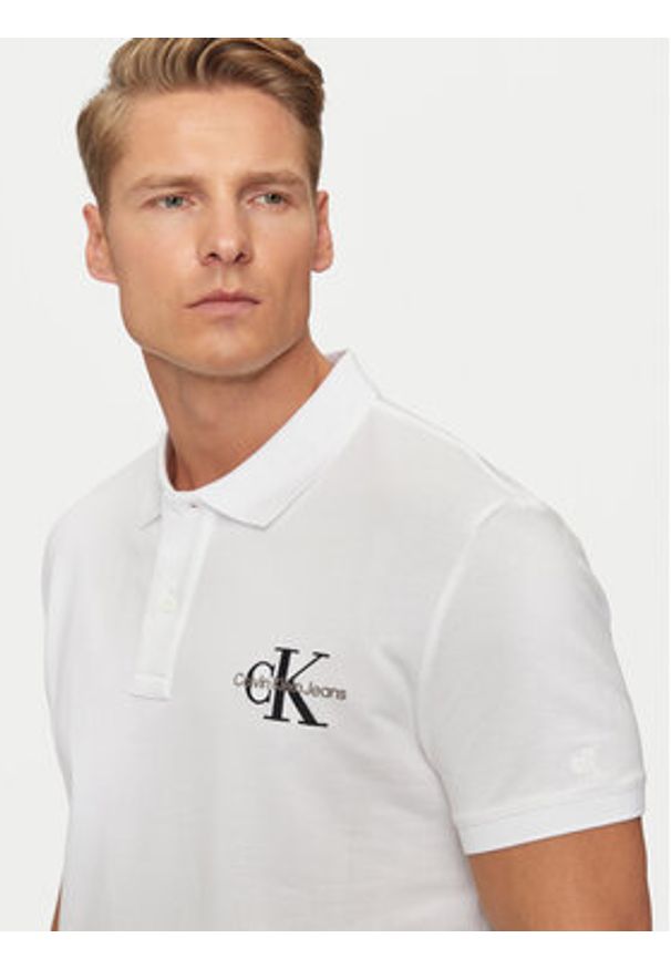 Calvin Klein Jeans Polo Monologo J30J325664 Biały Regular Fit. Typ kołnierza: polo. Kolor: biały. Materiał: bawełna