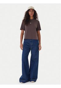 Tommy Jeans T-Shirt Badge DW0DW22202 Brązowy Boxy Fit. Kolor: brązowy. Materiał: bawełna #5