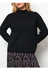 Sinsay - Prążkowany sweter z guzikami na ramieniu - czarny. Typ kołnierza: golf. Kolor: czarny. Materiał: prążkowany. Długość rękawa: długi rękaw. Długość: długie #1