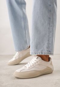 Born2be - Beżowe Sneakersy Ozdobione Geometrycznym Motywem Lamemisia. Okazja: na co dzień, na spotkanie biznesowe, do pracy. Kolor: beżowy. Wzór: geometria, aplikacja #1