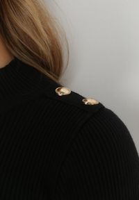 Born2be - Czarna Sukienka Dzianinowa Taerara. Typ kołnierza: kołnierzyk stójkowy. Kolor: czarny. Materiał: dzianina. Długość rękawa: długi rękaw. Typ sukienki: dopasowane. Długość: mini #5