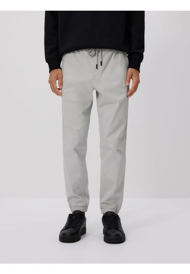 Reserved - Bawełniane spodnie jogger - jasnoszary. Kolor: szary. Materiał: bawełna