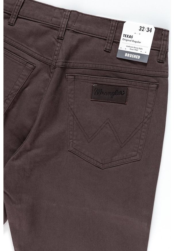 Wrangler - WRANGLER SPODNIE MĘSKIE TEXAS BRACKEN BROWN W121TA224 112126202