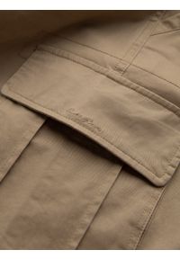 Ombre Clothing - Jednokolorowe męskie szorty z kieszeniami cargo – piaskowe V1. Okazja: na co dzień. Materiał: bawełna, elastan, poliester, materiał. Długość: krótkie. Wzór: gładki, aplikacja, haft, jednolity. Sezon: lato. Styl: wakacyjny, casual