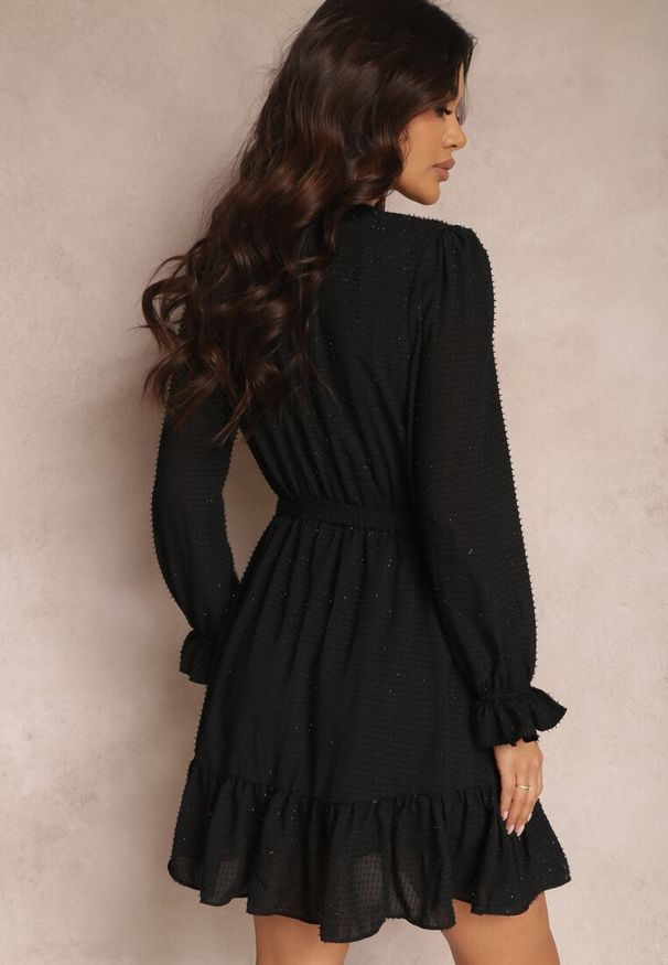 Renee - Czarna Sukienka Thesaste. Typ kołnierza: kołnierz z falbankami. Kolor: czarny. Materiał: materiał. Wzór: aplikacja. Typ sukienki: kopertowe