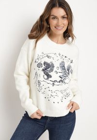 Born2be - Jasnobeżowy Sweter z Ozdobnym Haftem z Przodu Minavira. Okazja: na co dzień. Kolor: beżowy. Materiał: jeans. Wzór: haft. Styl: casual, klasyczny, elegancki #3