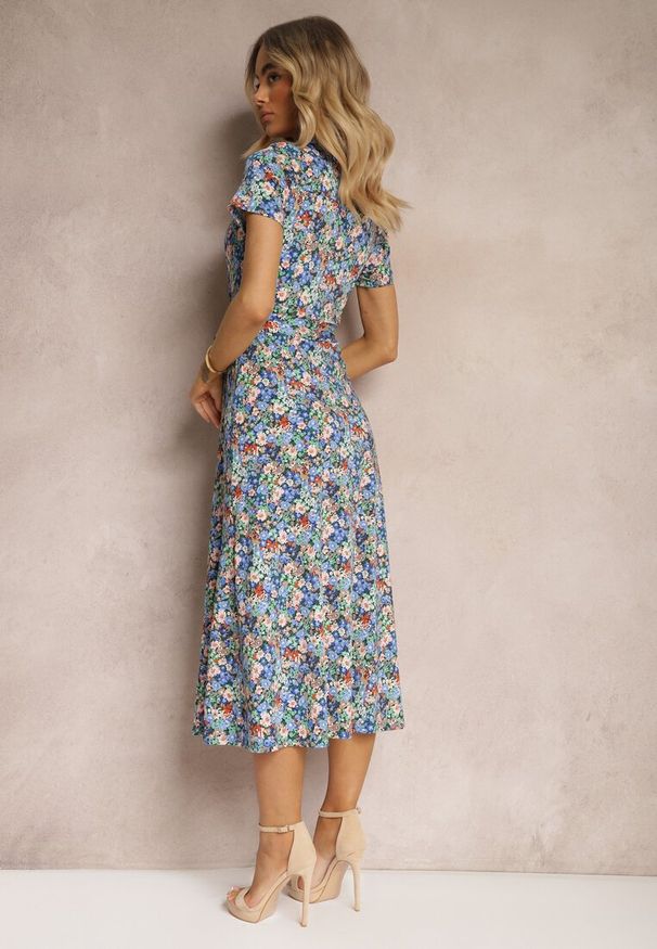 Renee - Niebieska Rozkloszowana Sukienka z Wiskozą Zapinana na Guziki Ozdobiona Paskiem Dimica. Okazja: na co dzień. Typ kołnierza: dekolt w kształcie V. Kolor: niebieski. Materiał: wiskoza. Długość rękawa: krótki rękaw. Wzór: aplikacja. Styl: klasyczny, casual