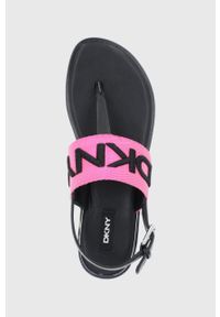 DKNY - Dkny sandały damskie kolor różowy. Zapięcie: klamry. Kolor: różowy. Materiał: guma. Obcas: na obcasie. Wysokość obcasa: niski