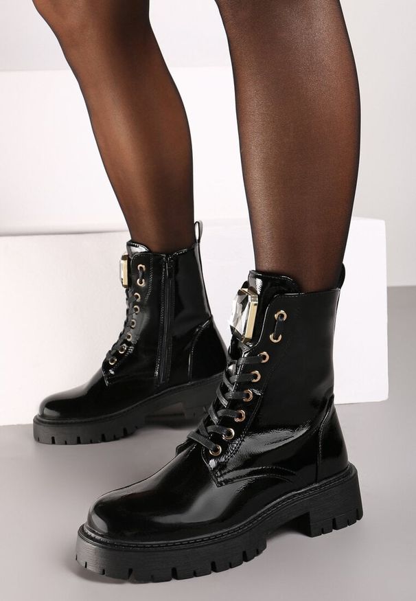 Born2be - Czarne Lakierowane Botki Workery na Grubej Podeszwie Ozdobione Kryształkiem Arreilla. Kolor: czarny. Materiał: lakier. Wzór: aplikacja. Obcas: na obcasie. Wysokość obcasa: średni