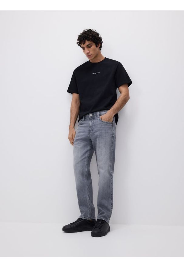 Reserved - Jeansy straight z efektem sprania - jasnoszary. Kolor: szary