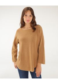 Unisono - GŁADKI BEŻOWY SWETER 216-C24016 CAMEL. Kolor: beżowy. Materiał: wiskoza, nylon. Wzór: gładki