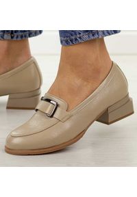 Beżowe półbuty damskie, mokasyny M.Daszyński Sa267-2. Okazja: na co dzień, na spotkanie biznesowe, do pracy. Nosek buta: okrągły. Kolor: beżowy. Szerokość cholewki: normalna. Wzór: aplikacja. Materiał: skóra. Sezon: wiosna, jesień, lato. Obcas: na obcasie. Styl: casual, biznesowy, elegancki, klasyczny. Wysokość obcasa: niski #1