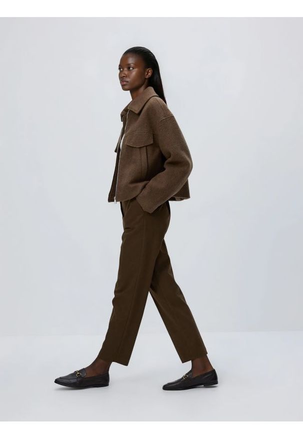 Reserved - Spodnie cygaretki - oliwkowy. Kolor: oliwkowy. Materiał: wiskoza, tkanina