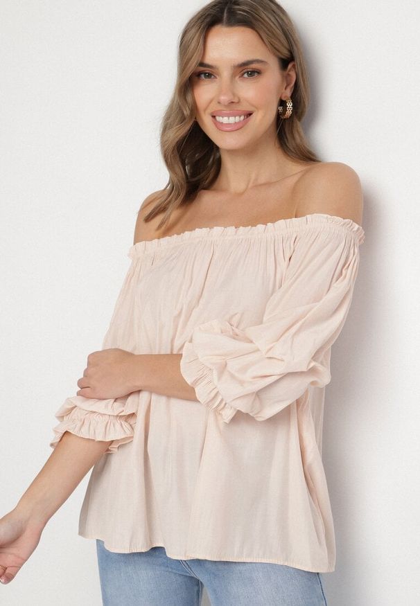 Born2be - Jasnoróżowa Bluzka z Wiskozą Dekoltem w Łódkę i Falbanami Fenalora. Okazja: na co dzień. Typ kołnierza: dekolt w łódkę. Kolor: różowy. Materiał: wiskoza. Styl: elegancki, casual