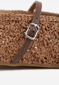 Born2be - Brązowe Plecione Balerinki VICES z Paskiem z Klamerką i Wycięciem V Nemecea. Okazja: na co dzień. Zapięcie: pasek. Kolor: brązowy. Materiał: jeans. Szerokość cholewki: normalna. Wzór: haft. Sezon: lato. Styl: boho, casual, elegancki #3