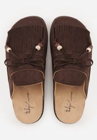 Renee - Brązowe Klapki Mule na Płaskiej Podeszwie z Frędzlami Kokardą i Koralikami Zinriara. Okazja: na co dzień. Nosek buta: otwarty. Kolor: brązowy. Materiał: jeans. Wzór: haft, aplikacja. Obcas: na płaskiej podeszwie. Styl: boho, casual, elegancki #8