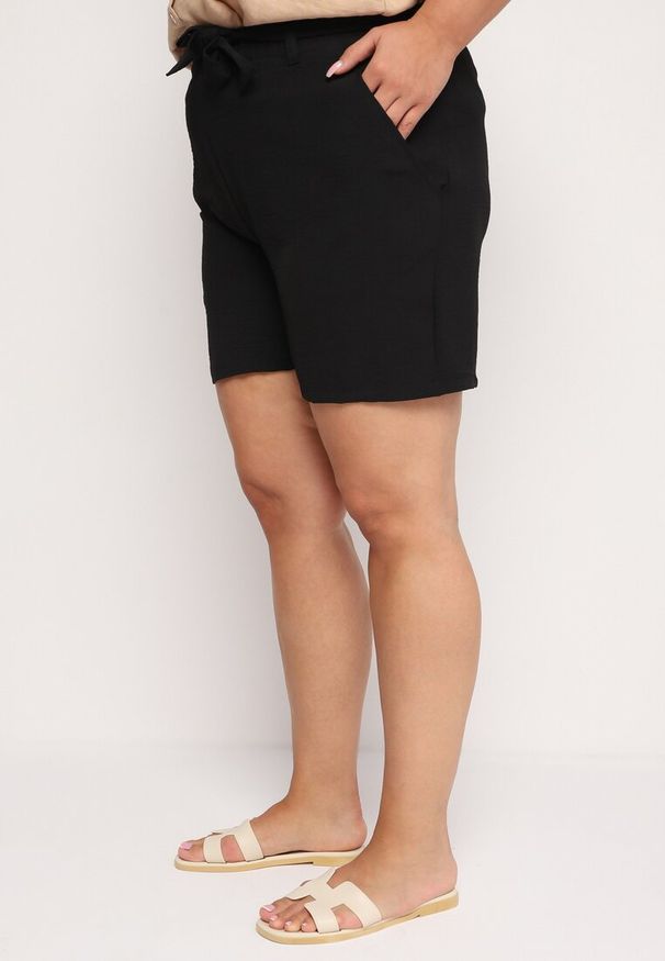 Born2be - Czarne Szorty Typu Bermudy z Wysokim Stanem z Gumką w Pasie i Wiązaniem Seviiana. Okazja: na co dzień. Stan: podwyższony. Kolekcja: plus size. Kolor: czarny. Materiał: koronka, materiał. Wzór: koronka. Sezon: lato. Styl: elegancki, casual