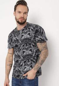 Born2be - Czarna Koszulka z Bawełny w Abstrakcyjny Print Laeliana. Okazja: na co dzień. Kolor: czarny. Materiał: bawełna. Wzór: nadruk. Styl: casual #3