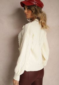 Renee - Jasnobeżowy Sweter z Bawełną Ozdobiony Kwiatkami 3D i Perełkami Noraleth. Okazja: na co dzień, na spotkanie biznesowe. Kolor: beżowy. Materiał: bawełna. Wzór: aplikacja, kwiaty. Styl: biznesowy, elegancki, casual #5