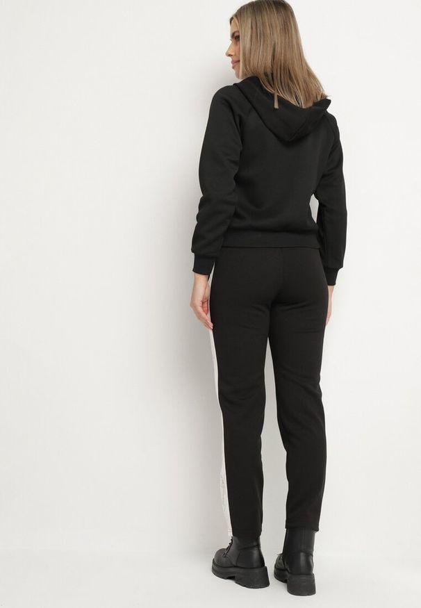 Born2be - Czarny Komplet Dresowy Rozpinana Bluza z Kapturem Spodnie z Napisami Semirwen. Kolor: czarny. Materiał: dresówka. Wzór: napisy