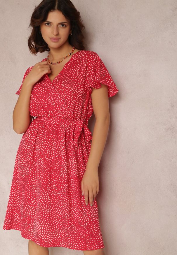 Renee - Czerwona Sukienka Oreithonia. Typ kołnierza: dekolt w serek. Kolor: czerwony. Materiał: tkanina, materiał. Wzór: nadruk, aplikacja, kropki. Typ sukienki: kopertowe. Długość: mini