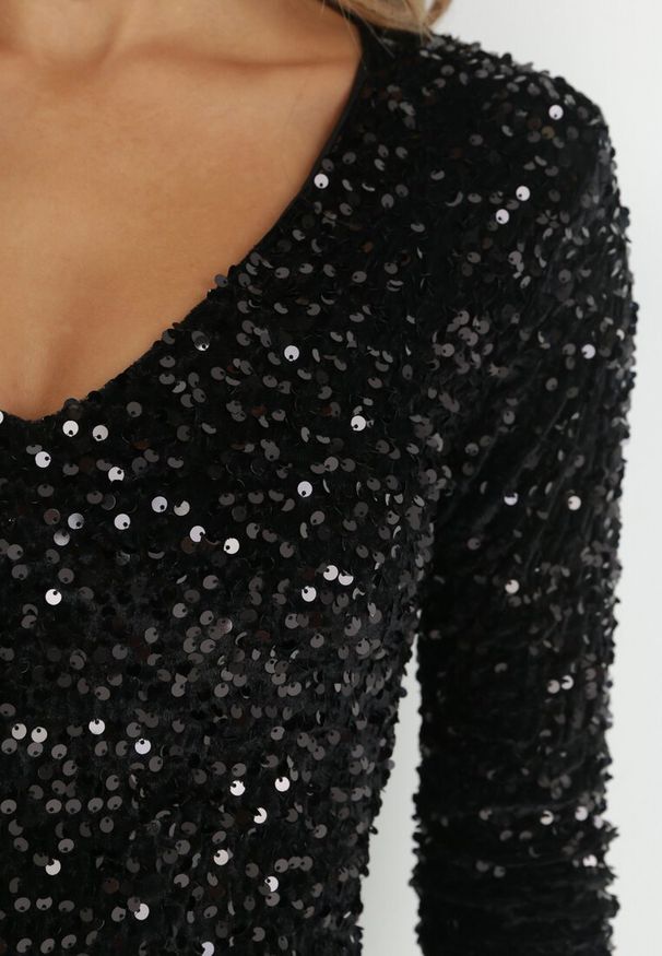 Born2be - Czarna Sukienka z Cekinami i Wycięciem Glykera. Okazja: na ślub cywilny, na wesele. Kolor: czarny. Długość rękawa: długi rękaw. Typ sukienki: asymetryczne. Długość: mini