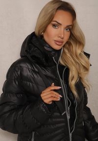 Renee - Czarna Zimowa Kurtka z Ukośnym Pikowaniem i Nieodpinanym Kapturem Siaritha. Okazja: na co dzień, na spacer. Kolor: czarny. Materiał: jeans. Sezon: zima. Styl: elegancki, casual #3