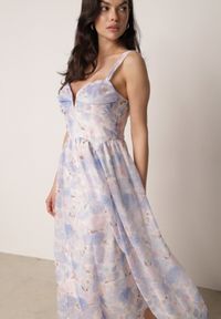 Born2be - Niebieska Romantyczna Sukienka o Rozkloszowanym Kroju na Ramiączkach w Kwiaty Isiresha. Okazja: na wesele, na co dzień, na randkę, na ślub cywilny. Kolor: niebieski. Materiał: poliester. Długość rękawa: na ramiączkach. Wzór: kwiaty. Sezon: lato. Typ sukienki: rozkloszowane, proste. Styl: casual, elegancki #1