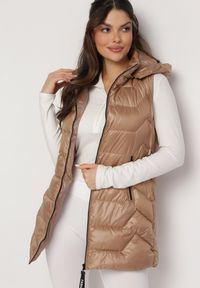 Born2be - Ciemnobeżowa Kamizelka z Odpinanym Kapturem Pikowana z Kieszeniami Quillasa. Kolor: beżowy. Materiał: materiał. Sezon: jesień, wiosna #1