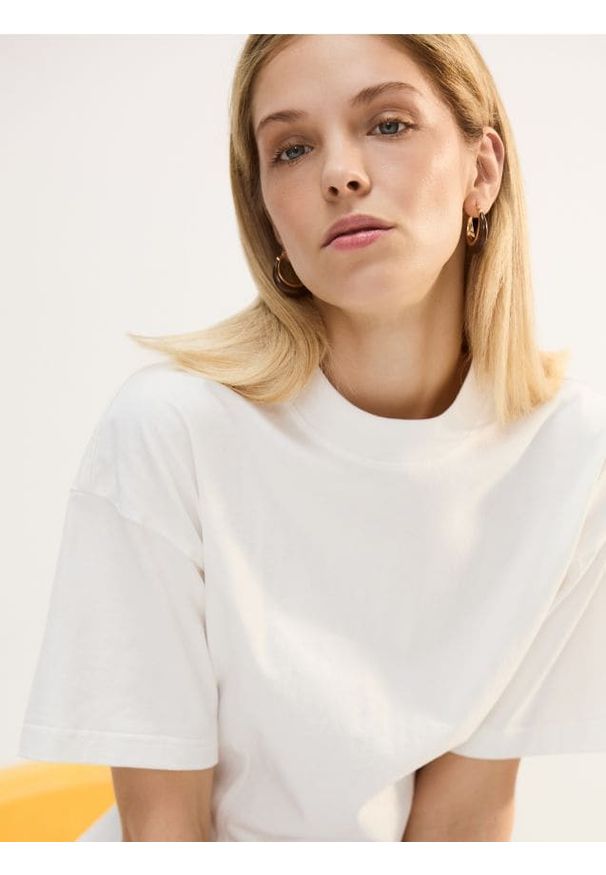 Reserved - Taliowany t-shirt - biały. Kolor: biały. Materiał: dzianina, bawełna