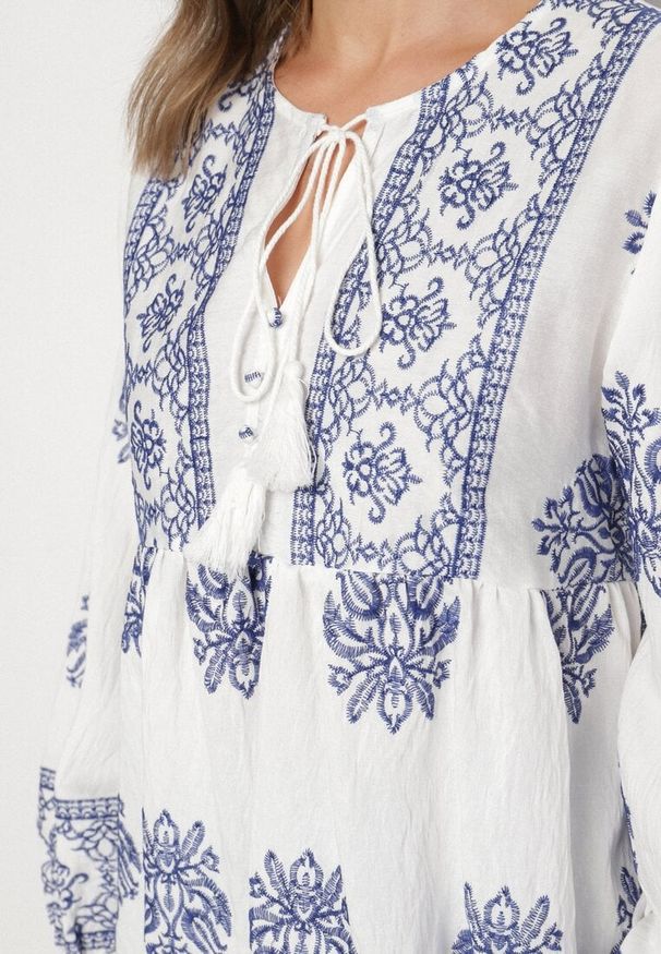 Born2be - Biała Rozkloszowana Bluzka Boho z Wiskozą Zdobiona Haftami i Wiązaniem Nilnella. Okazja: na co dzień. Kolor: biały. Materiał: wiskoza. Wzór: aplikacja, haft. Styl: boho
