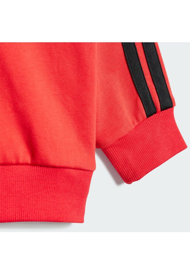 Adidas - Zestaw Essentials Joggers Kids. Kolor: czerwony, wielokolorowy, czarny. Materiał: dresówka, materiał