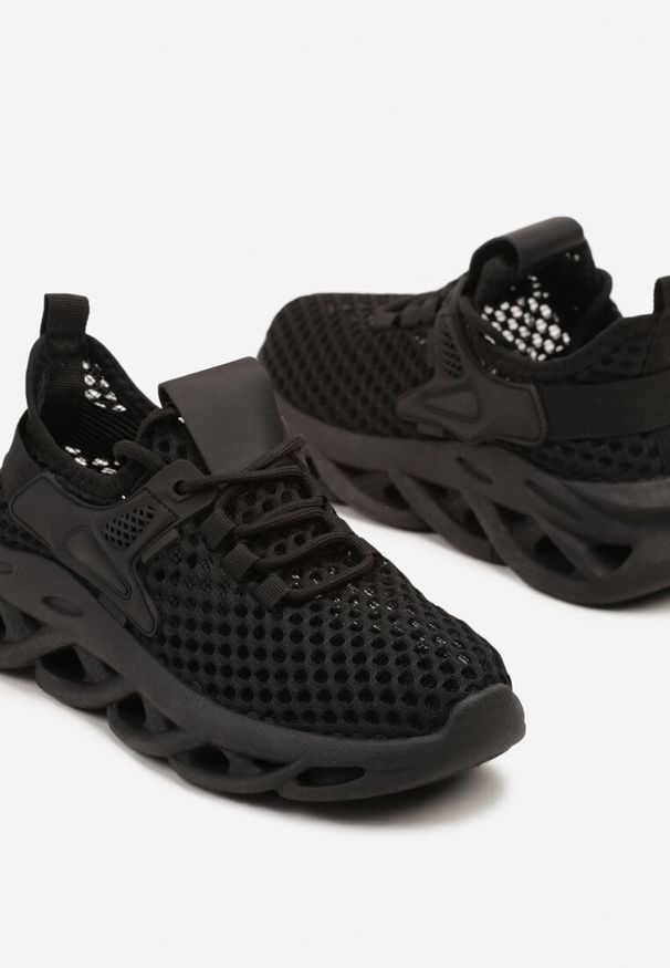 Born2be - Czarne Siateczkowe Buty Sportowe Sneakersy na Grubej Tłoczonej Podeszwie Telarienna. Okazja: na co dzień. Zapięcie: sznurówki. Kolor: czarny. Materiał: jeans. Obcas: na platformie