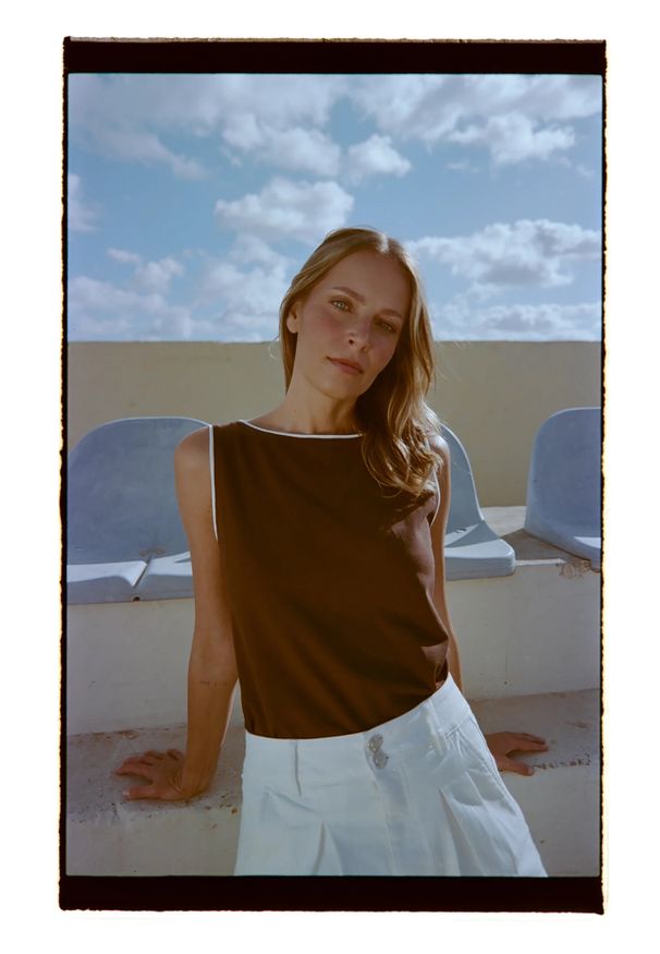 MOODO - Top brązowy. Kolor: brązowy. Materiał: elastan, bawełna