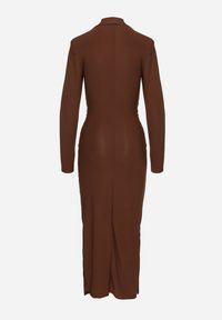 Born2be - Brązowa Dopasowana Sukienka z Półgolfem Trenem i Rozcięciem Miredi. Kolor: brązowy. Styl: elegancki #3
