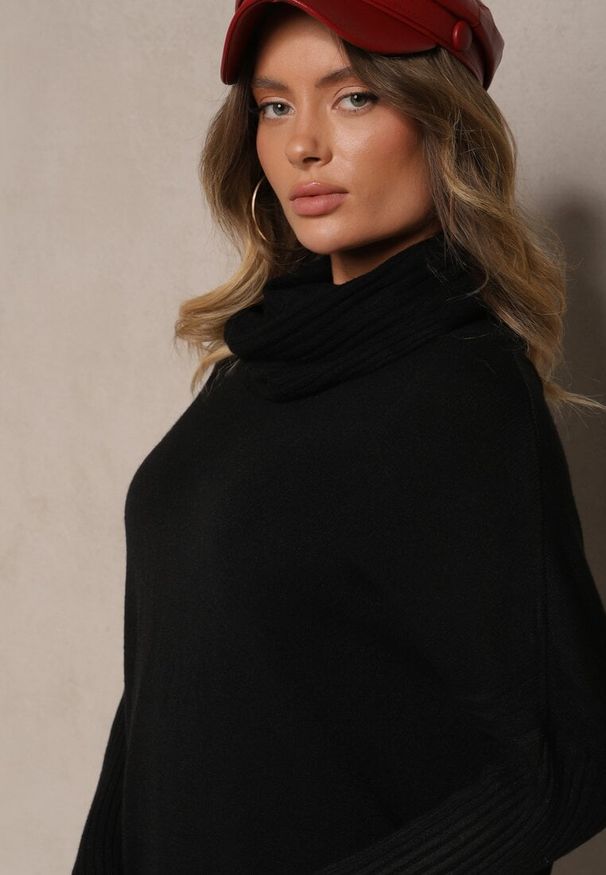 Renee - Czarny Golf z Kieszeniami z Dzianiny z Wiskozą Lannorella. Okazja: na co dzień. Typ kołnierza: golf. Kolor: czarny. Materiał: dzianina, wiskoza. Długość rękawa: długi rękaw. Długość: długie. Wzór: aplikacja. Styl: casual