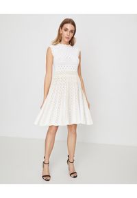 Pinko - PINKO - Biała ażurowa sukienka. Kolor: biały. Długość rękawa: na ramiączkach. Wzór: ażurowy. Sezon: lato. Typ sukienki: rozkloszowane. Długość: mini #3