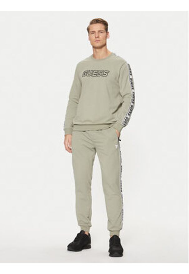 Guess Spodnie dresowe Z2YB19 K6ZS1 Zielony Regular Fit. Kolor: zielony. Materiał: bawełna