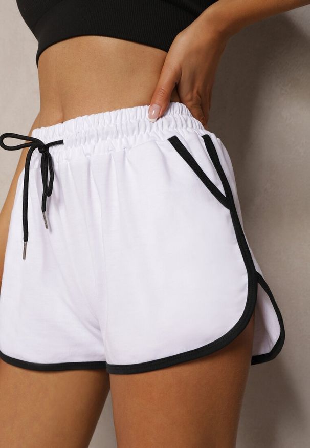 Renee - Białe Szorty Dresowe z Dodatkiem Bawełny High Waist Wykończone Lamówką Mivorina. Stan: podwyższony. Kolor: biały. Materiał: dresówka, bawełna. Długość: krótkie. Styl: sportowy, elegancki